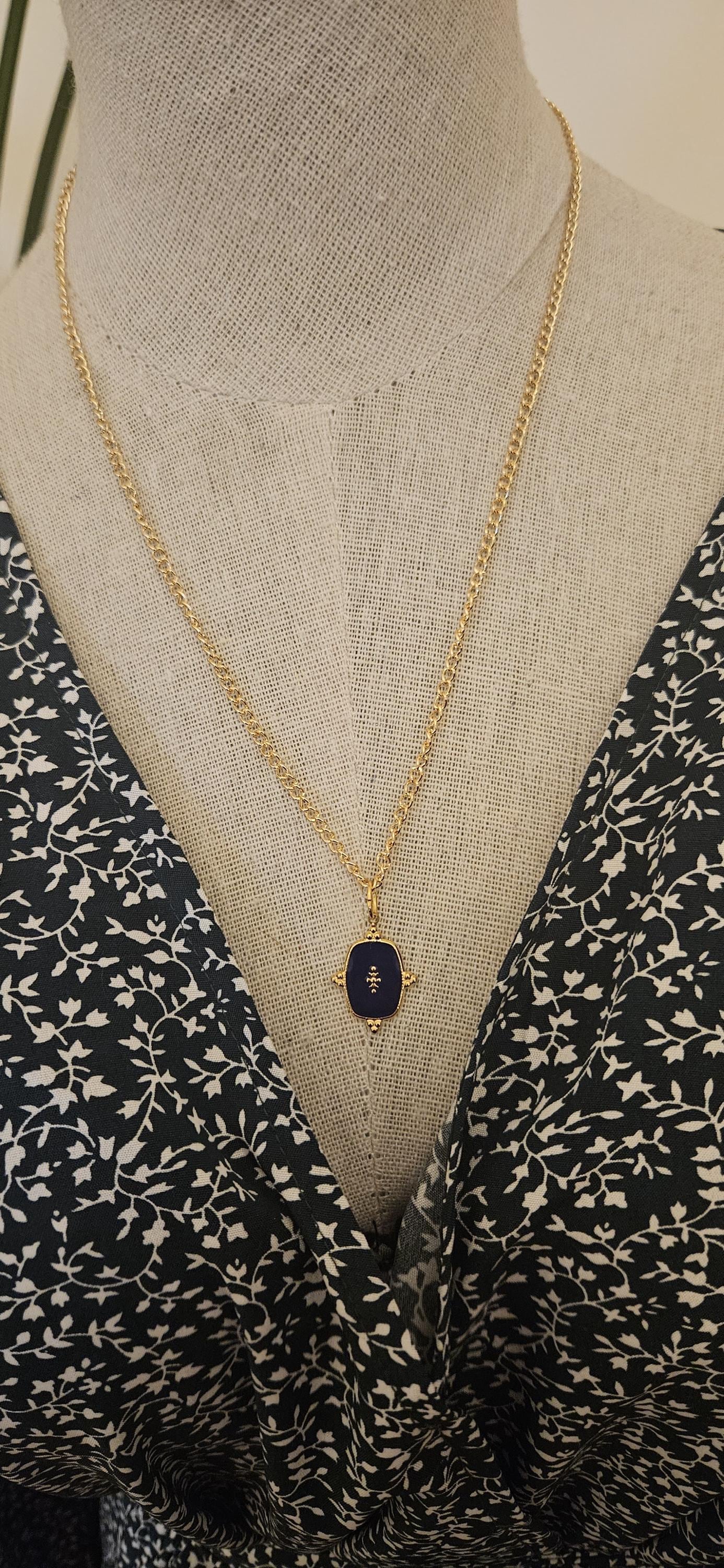 Collier dorée, pendentif breloque bleu