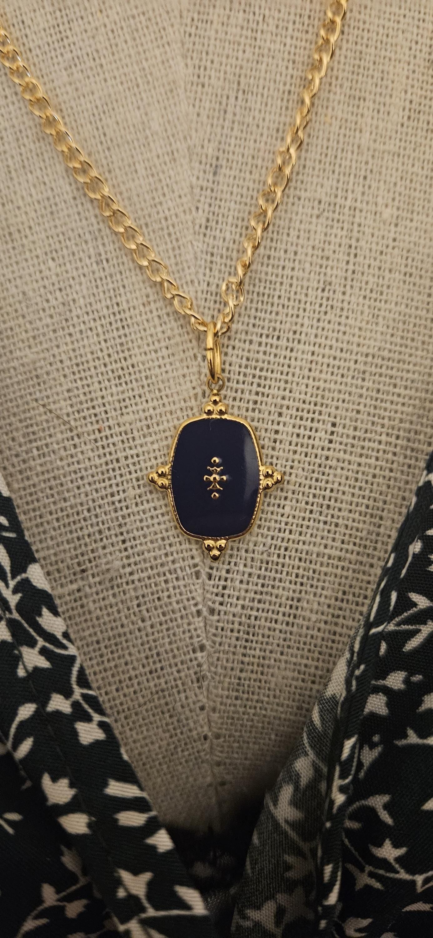 Collier dorée, pendentif breloque bleu