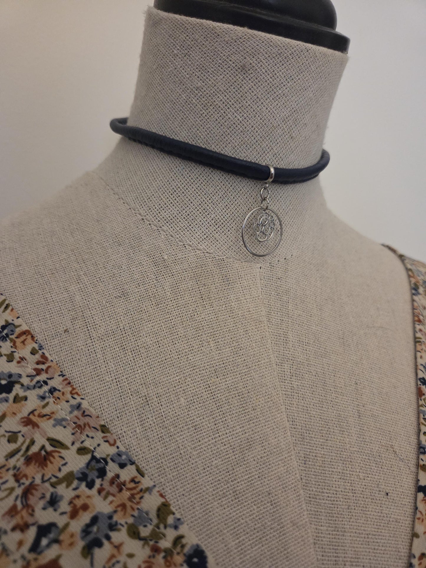 Collier ras de cou rose
