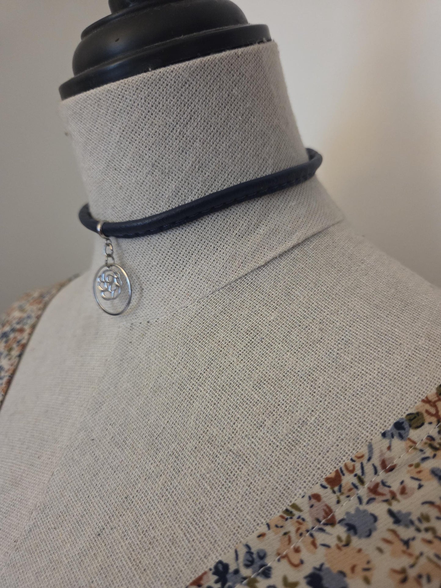 Collier ras de cou rose