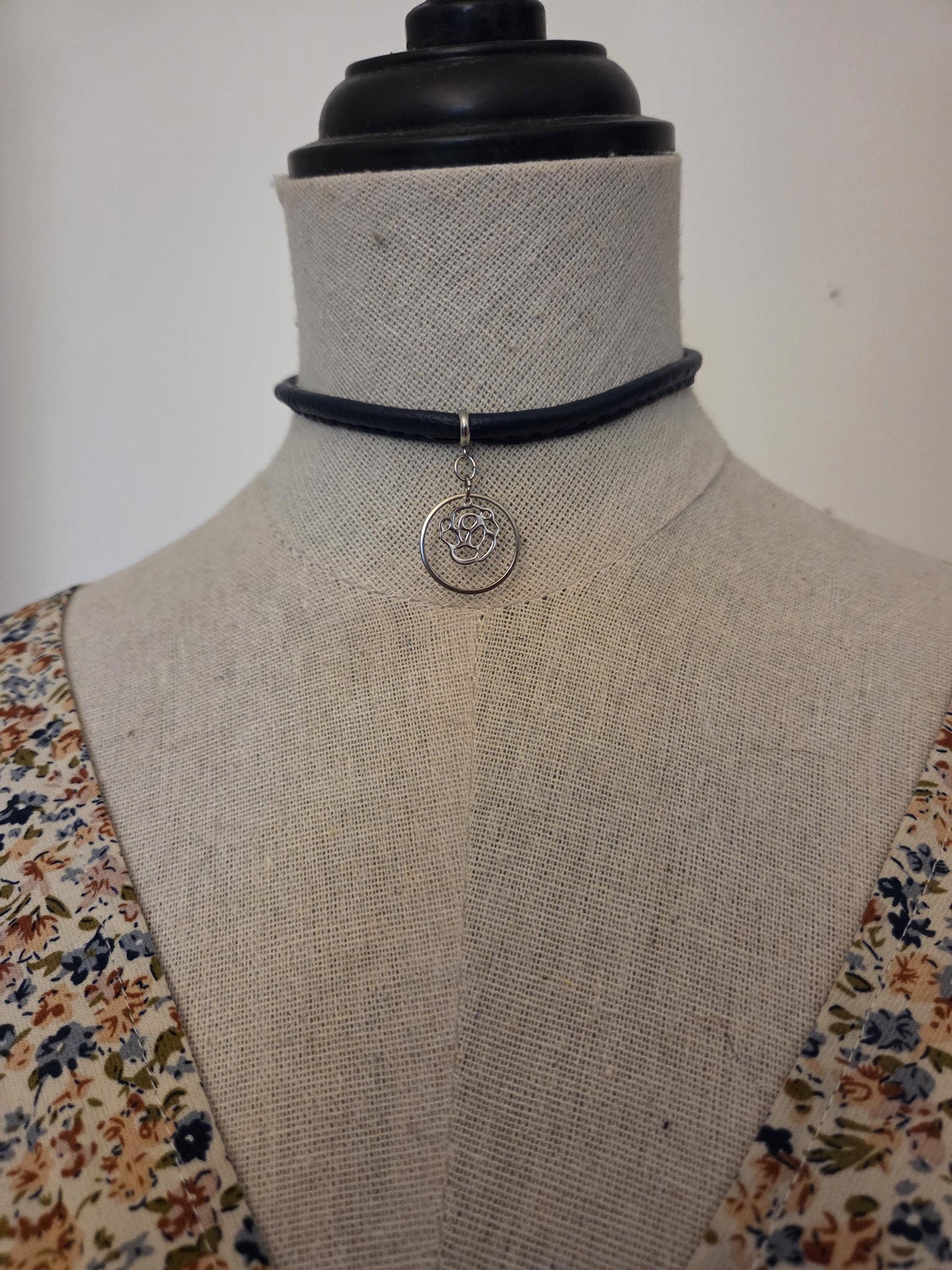 Collier ras de cou rose