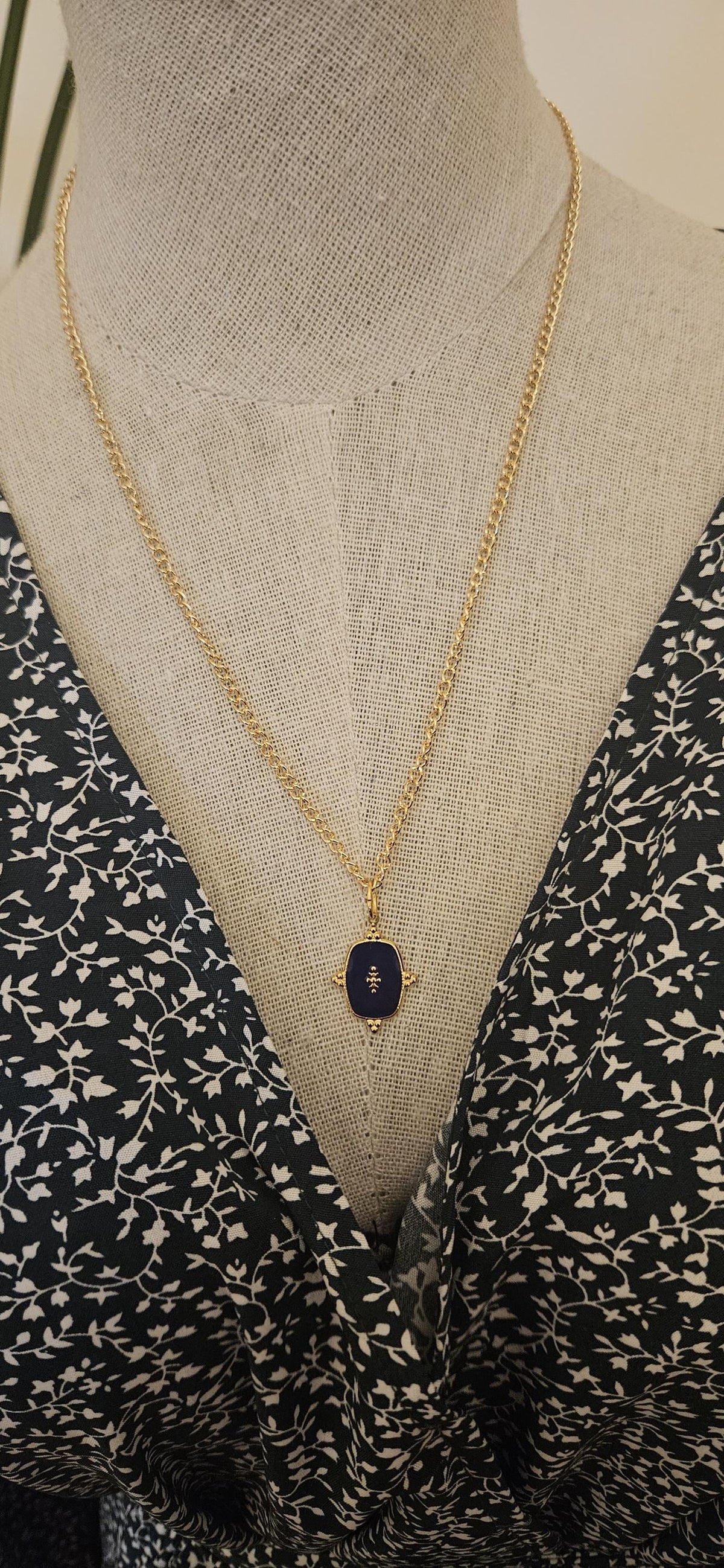 Collier dorée, pendentif breloque bleu